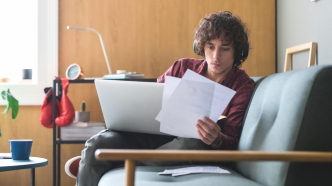 Рабочее пространство офиса Aeriente Ioliavo в Кюстендиле с компьютерами и учебными материалами